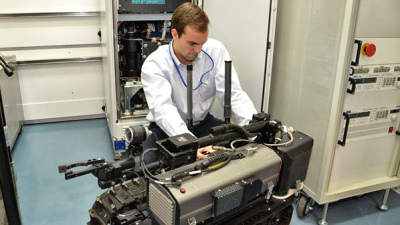 инженер GM тестирует силовую установку на топливных ячейках
