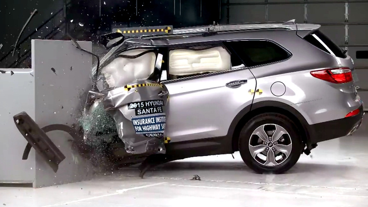 Hyundai Santa Fe в тесте IIHS на фронтальный удар с небольшим перекрытием