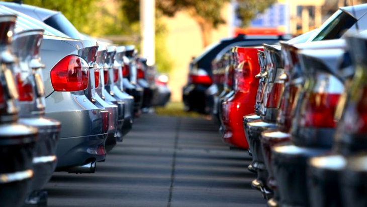 В июле продажи новых автомобилей снова начали падать