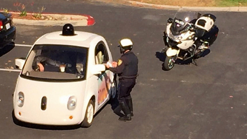 Робокар Google и сотрудник дорожной полиции