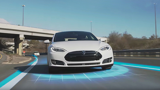 Tesla анонсировала полноценный автопилот