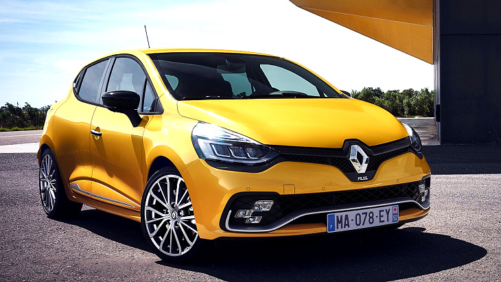 Renault Clio RS не белый, а яркий, но таких становится все больше