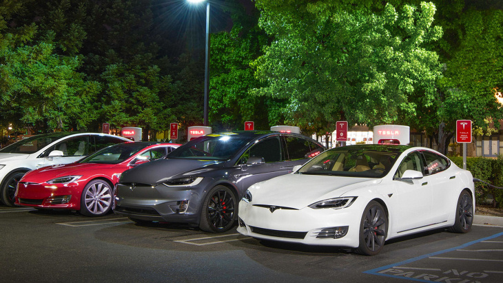 Автомобили Tesla на электрозаправке Tesla Supercharger
