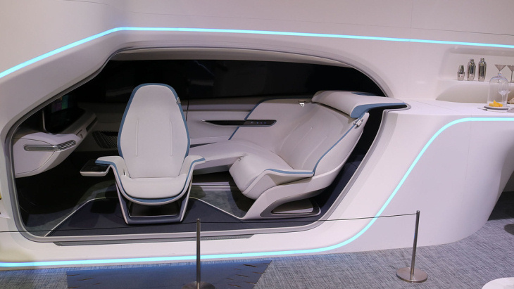 Прототип автомобиля-капсулы будущего с мобильным креслом Прототип автомобиля-капсулы будущего с мобильным креслом
