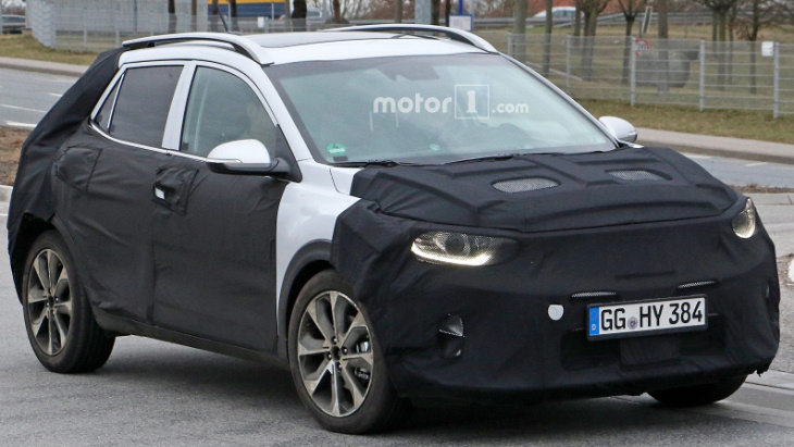 Тестовый прототип Kia Stonic Тестовый прототип Kia Stonic