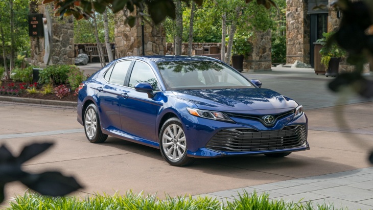 Седан Toyota Camry 2018 модельного года
