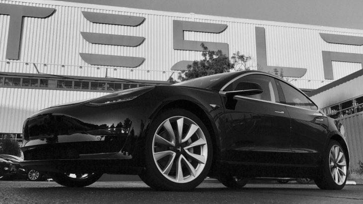 Первый серийный электрокар Tesla Model 3 Первый серийный электрокар Tesla Model 3