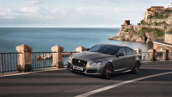 «Заряженный» седан Jaguar XJR575