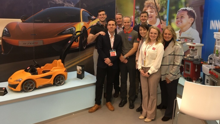 Детская коляска в стилистике спорткара McLaren 570S Детская коляска в стилистике спорткара McLaren 570S