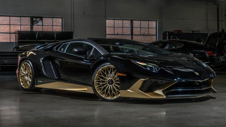 Чёрно-золотой суперкар Lamborghini Aventador SV