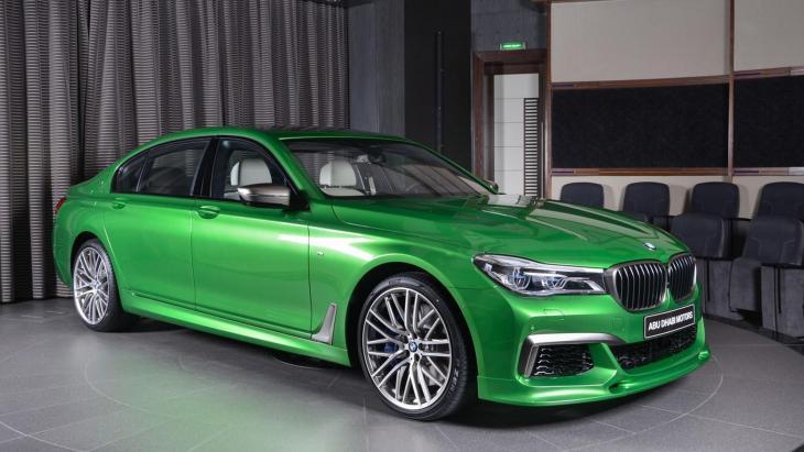 «Заряженный» седан BMW M760Li в цвете Rallye Green