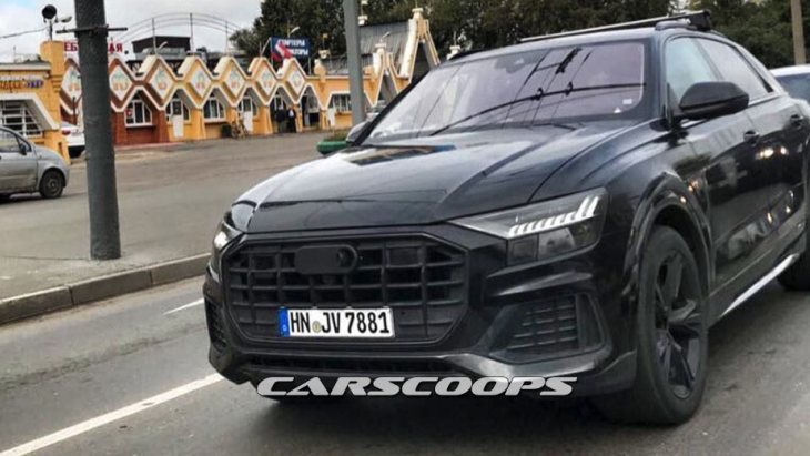 Кроссовер Audi Q8 на улицах Москвы