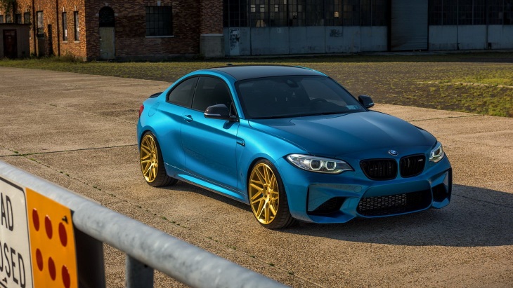 «Заряженное» купе BMW M2 с колёсными дисками Vossen