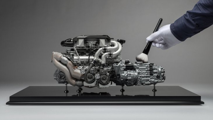 Миниатюрная копия двигателя и трансмиссии гиперкара Bugatti Chiron