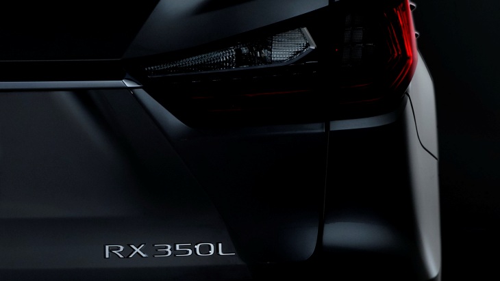 Семиместный кроссовер Lexus RX L