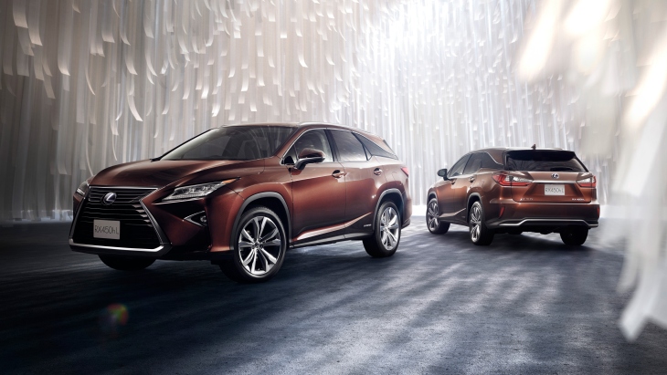 Семиместный кроссовер Lexus RX 450h L