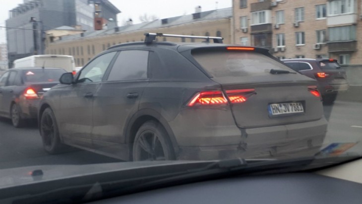 Купеобразный кроссовер Audi Q8 на улицах Москвы