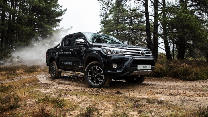 Юбилейный пикап Toyota Hilux Invincible 50 Chrome Edition Юбилейный пикап Toyota Hilux Invincible 50 Chrome Edition
