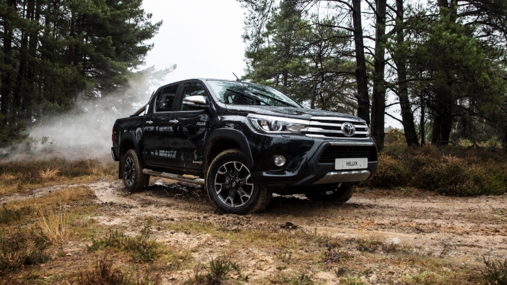 Юбилейный пикап Toyota Hilux Invincible 50 Chrome Edition