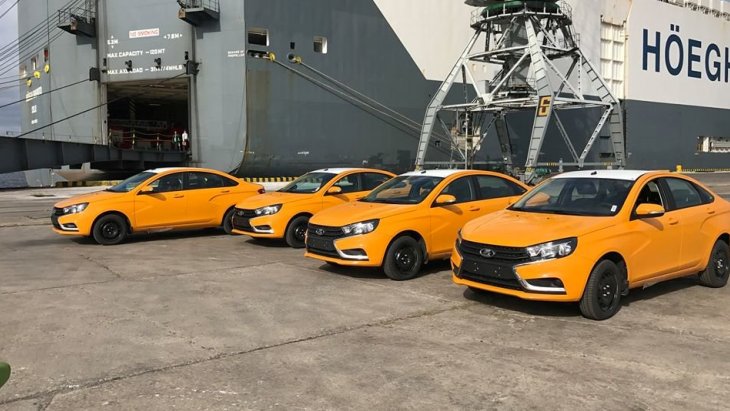 Выгрузка автомобилей LADA в порту Гаваны