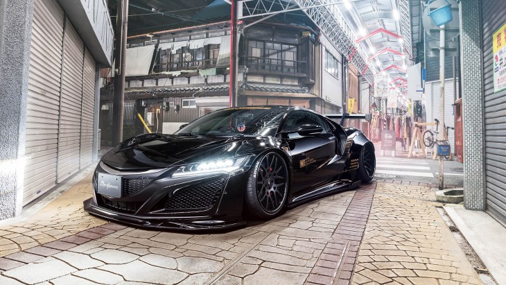 Модернизированное купе Honda NSX by Liberty Walk