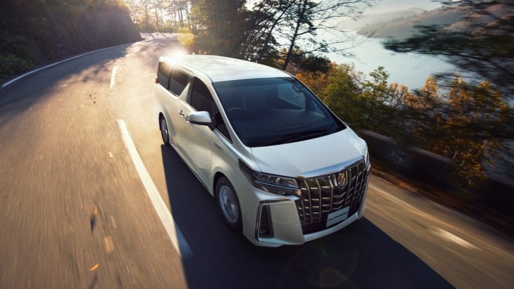 Обновлённый Toyota Alphard 2018 модельного года