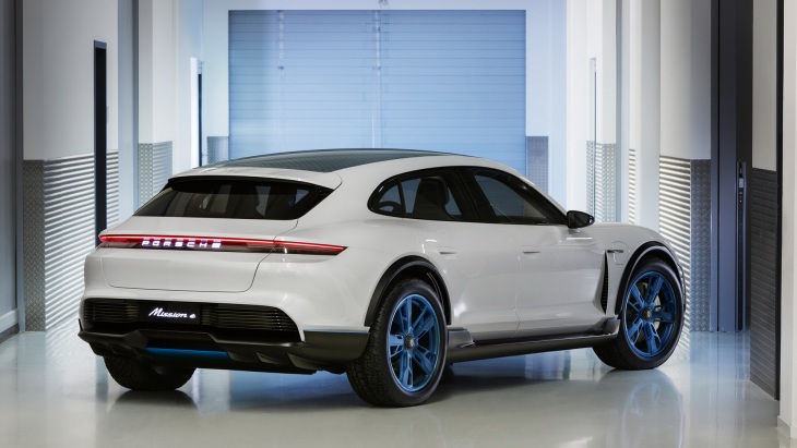 Электрический кросс-универсал Porsche Mission E Cross Turismo