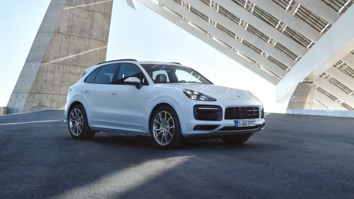 Гибридный внедорожник Porsche Cayenne E-Hybrid 2019 модельного года