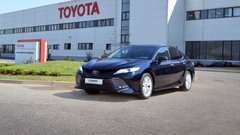 Седан Toyota Camry восьмого поколения