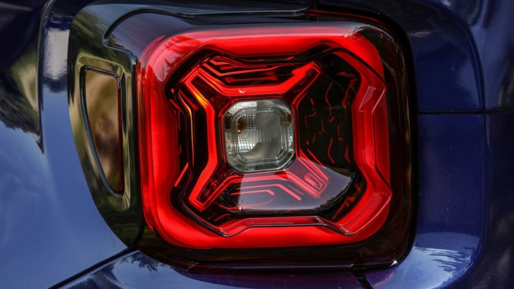 Официальный тизер обновлённого кроссовера Jeep Renegade 2019 модельного года Официальный тизер обновлённого кроссовера Jeep Renegade 2019 модельного года