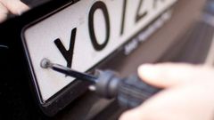 В России сотрудникам ГИБДД еще раз запретили снимать номера с автомобилей