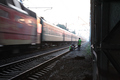 Всего на площадке под путепроводом находятся около 10 человек, половина из них сидят на рельсах<BR>
