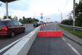 Крайнюю полосу дороги в сторону центра огородили<BR>