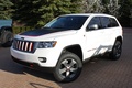 Jeep Grand Cherokee Trailhawk получил красные и серые акценты в оформлении, 18-дюймовые колесные диски с покрышками Goodyear Wrangler SilentArmor и мощную защиту днища