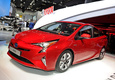 4 место — <A href='http://www.livecars.ru/photo/2015/09/18/toyota_prius/' class=link target='_blank'>Toyota Prius</A> <p> Старый Toyota Prius все ругали за скучный и непривлекательный яйцеобразный дизайн. Японцы решили учесть замечания, и теперь модель нового поколения скучной никто не назовет. Но ругать все равно будут.