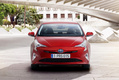 Салон Toyota Prius получился заметно более привлекательным, но центральное расположение приборной панели оставляет зону перед рулем несколько пустоватой.