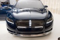 К оснащению салона Continental придраться сложнее. Модель оборудована четырьмя индивидуальными сиденьями запатентованной конструкции с регулировкой в 30 направлениях, аудиосистемой Revel Ultima с 19 динамиками, откидными столиками и сумками с ноутбуками в спинках передних сидений, а также автозатемняемой панорамной крышей со стеклом SPD SmartGlass, блокирующим ультрафиолет.