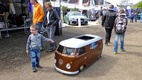Миниатюрный VW Transporter с настоящим мотором