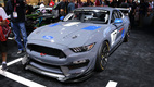 Гоночный <strong>Ford Mustang GT4</strong> использует 5,2-литровый мотор V8 и секвентальную шестиступенчатую коробку передач с подрулевыми переключателями. В активе машины гоночная подвеска Multimatic и кованые 18-дюймовые колеса шириной 11 дюймов, обутые в тонкие слики