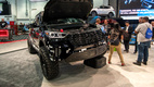 <strong>Hyundai Santa Fe от Rockstar Performance</strong>, наоборот, приподнят над дорогой ради лучших внедорожних способностей. Модель возвышается на 35-дюймовых внедорожых шинах, освещая путь светодиодным блоком освещения
