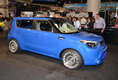 Простой с виду кроссовер <strong>Kia Soul First Class</strong> на самом деле представляет собой полностью автономный робокар. Если вы посмотрите в окна этой машине, вы не увидите в них передних кресел, повернутых по направлению движения. Ведь все так любят ездить спиной вперед