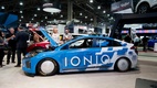 <strong>Hyundai Ioniq</strong> прибыл на выставку сразу после того, как установил рекорд скорости среди гибридных автомобилей на солончаках Бонневилля. Даже соль не смахнул