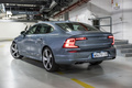 Флагманские <A href='https://www.livecars.ru/photo/2015/12/03/volvo_s90/' class=link target='_blank'>седан</A> и универсал Volvo S90 и V90 представляют тот же класс автомобилей, что и Mercedes E-Class. Но шведские модели привлекают не только высокотехнологичной начинкой (совсем по-другому, кстати, высокотехнологичной), но и непревзойденным скандинавским стилем. Особенно это ощущается в салоне авто