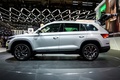 Семиместный кроссовер <strong>Skoda Kodiak</strong> построен на одной платформе с Volkswagen Tiguan второго поколения и более крупного семиместного VW Atlas для рынка США. При этом новинка выгодно отличается от модели головной компании концерна как дизайном, так и ценой. <p>Тогда как внешность Atlas даже собственные дизайнеры Volkswagen в личных разговорах с журналистами признают «скучной и устаревшей» (и это еще мягко сказано), Skoda сумела предложить вполне яркий и привлекательный для своих габаритов кроссовер