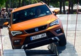 Ateca – счастливый пример того самого редкого случая, когда стилистика легковой линейки отлично смотрится на вседорожнике. Заостренные светодиодные фары, резко очерченная поясная линия, характерные углы и выступы – все это пришлось новинке очень кстати. Скучным первый кроссовер Seat точно не выглядит