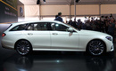 <strong>Mercedes-Benz E-Class Wagon</strong> в компании называют «самым умным универсалом в истории Mercedes». Модель и впрямь стоит на передовой технологического прогресса: от флагманской линейки S-Class ей достались два 12,3-дюймовых дисплея с полностью цифровой приборной панелью, обогреваемые передние сиденья, руль и подлокотники, аудиосистема Burmester с 23 динамиками и эффектом 3D-звучания, самовыравнивающаяся пневмоподвеска и системой полуавтономного управления Drive Pilot, функция автоматической дистанционной парковки, открывающийся без помощи рук багажник и масса других полезных опций. В основном они доступны за доплату