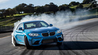 Под капотом <strong>BMW M2</strong> располагается трехлитровый шестицилиндровый твин-турбо мотор M TwinPower Turbo. Этот агрегат развивает 370 лошадиных сил и 464 Нм крутящего момента (500 Нм в режиме овербуста), обеспечивая купе разгон с места до «сотни» за 4,5 секунды в версии с «механикой» и за 4,3 секунды с семиступенчатым «роботом»