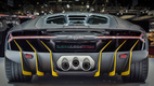 <strong>Lamborghini Centenario</strong> выполнен из углеродного волокна и весит всего 1520 килограммов. Таким образом, соотношение массы к мощности составляет 1,97 килограмма на одну лошадиную силу. Вид сзади особенно хророш