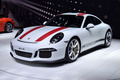 Юбилейный спорткар <A href='https://www.livecars.ru/photo/2016/03/05/porsche_911_r/' class=link target='_blank'>Porsche 911 R</A> <p> Юбилейное спорткупе 911 R было построено в честь 50-летнего юбилея гоночной модели 911 R 1967 года выпуска. Отсюда – спортивные красные полосы на кузове, вызывающий обвес и сниженная на 50 килограммов масса. Последняя особенность делает новинку самой легкой модификацией 911 из когда-либо существовавших со всеми вытекающими