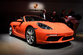 Новые родстер и купе <A href='https://www.livecars.ru/photo/2016/01/27/porsche_718_boxster/' class=link target='_blank'>Porsche 718 Boxster</A> / <A href='https://www.livecars.ru/photo/2016/04/25/porsche_718_cayman/' class=link target='_blank'>Cayman</A><p> Еще один немецкий шедевр базового уровня – новое поколение купе и родстера Porsche 718 Cayman и Boxster. Среднемоторный спорткар приводится в движение двухлитровым 300-сильным турбомотором (380 Нм) или 2,5-литровым турбированным агрегатом мощностью 350 лошадиных сил (420 Нм) в зависимости от версии. Модель оснащена роботизированной трансмиссией PDK с двойным сцеплением
